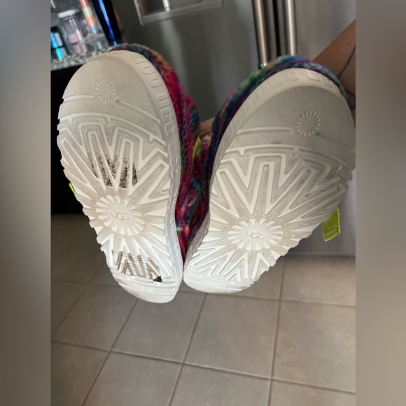 UGG Fuzzy Slippers size 7 - Picture 5 of 12